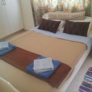 One-Bedroom Apartment N